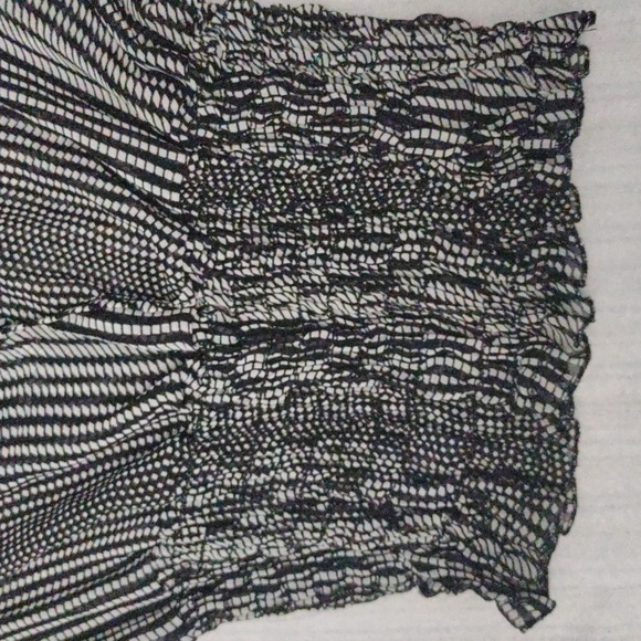 Women's Blouse - Picture 2 of 5